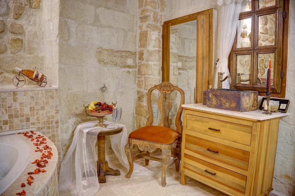 Jakuzili taş banyo ve özel banyo alanı