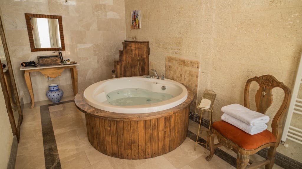 Taş banyo ve jakuzi alanı